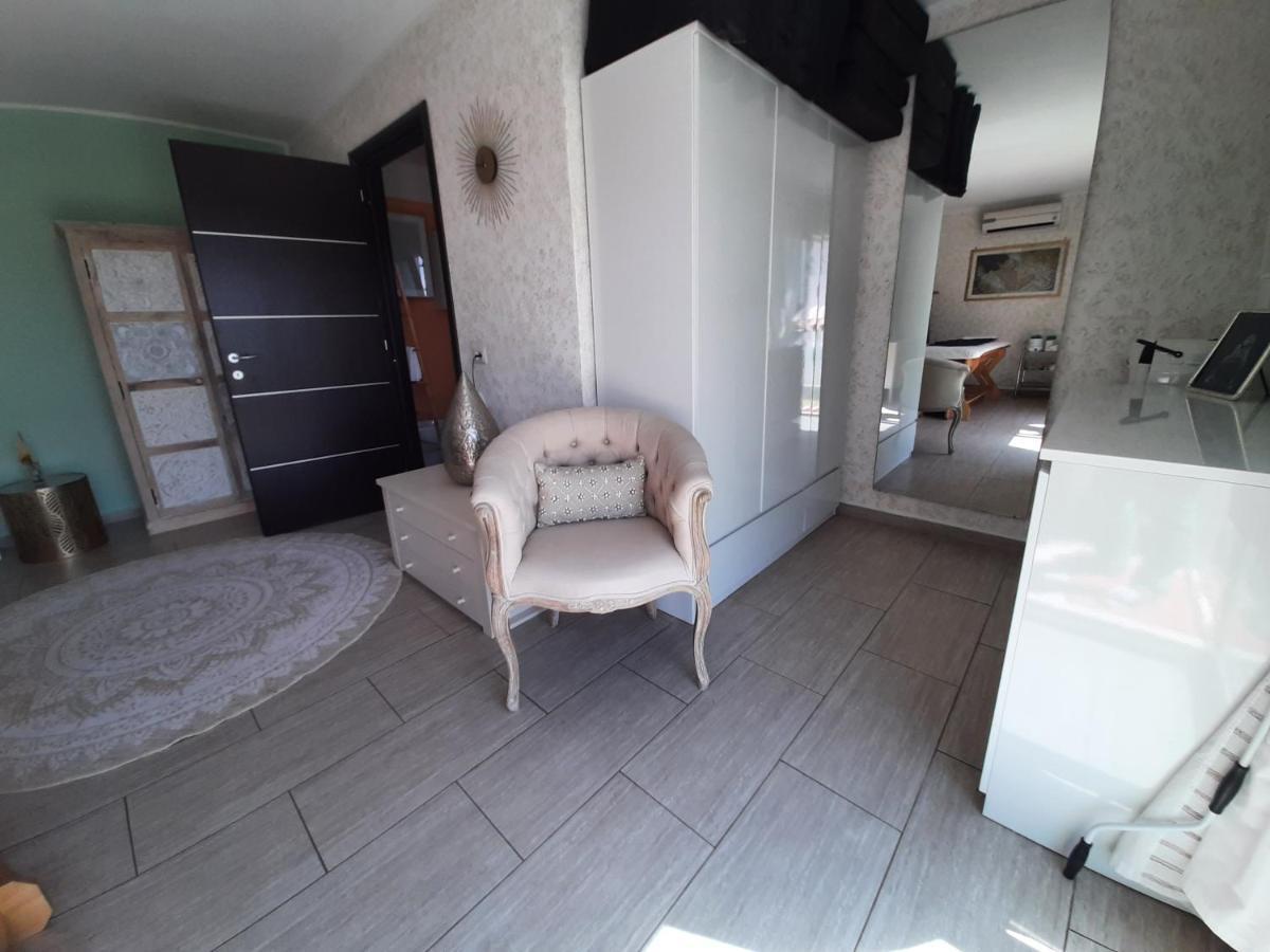 Cyrnea - Adults Only Couette-café
